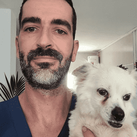 Pablo Vet veterinario con perro