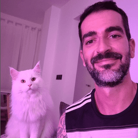 Pablo Vet veterinario con gato blanco