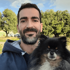 Pablo Vet veterinario con perro nergo
