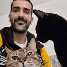 Pablo Vet veterinario con dos gatos