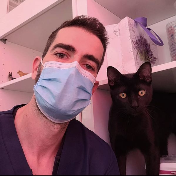 Pablo Vet veterinario con gato negro