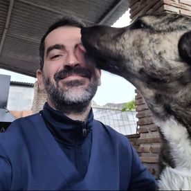 Pablo Vet veterinario con mastín adulto