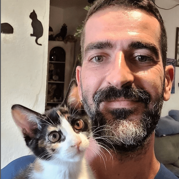 Pablo Vet veterinario con gato blanco gris y marrón