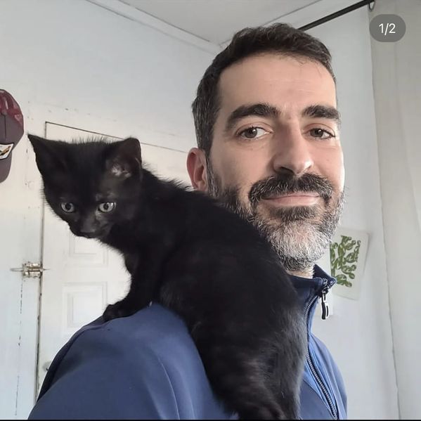 Pablo Vet veterinario con gato negro bebé