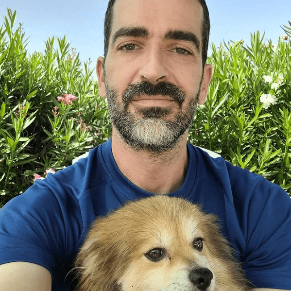 Pablo Vet veterinario con perro en las manos