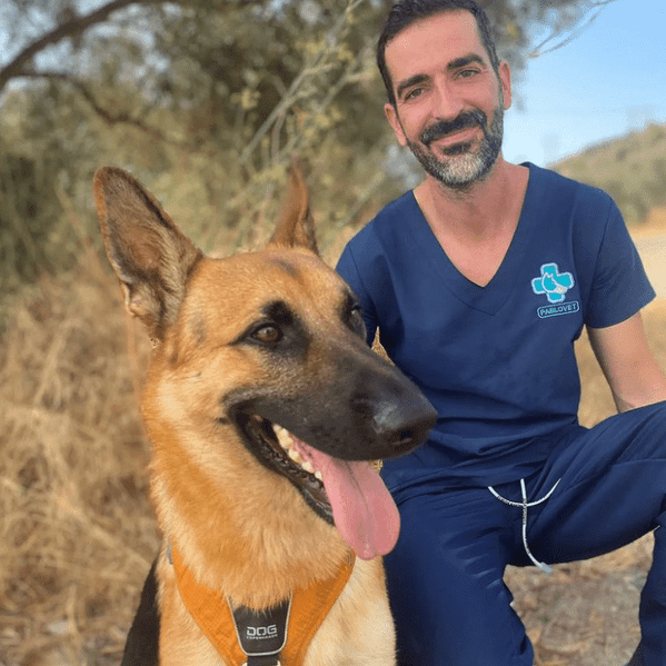 Pablo Vet veterinario con pastor aleman